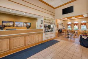 a lobby with a bar and a restaurant at Best Western Fredericksburg in Fredericksburg