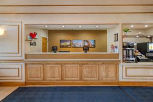 a waiting area of a fast food restaurant at Best Western Fredericksburg in Fredericksburg +18 photos