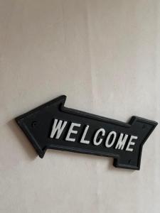 a black sign that says welcome on a wall at Glemminge Bed & Bastu in Glemminge