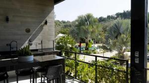 ein Balkon mit Blick auf ein Resort mit Palmen in der Unterkunft Los Diques in Agua Dulce