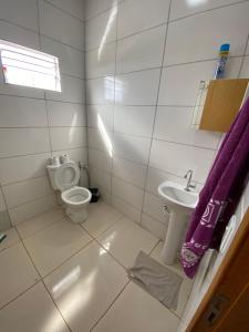 a bathroom with a toilet and a sink at Flat aconchegante é silencioso in Rio Verde