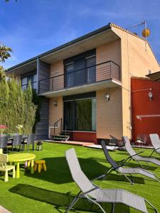 a house with a yard with chairs and a table at Vivienda Turística Lorena in Cascante