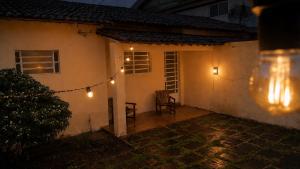 a house at night with a string of lights at Jardim Teresa - Até 10 pessoas, próximo ao Açude Velho, Centro Histórico e Parque do Povo in Campina Grande