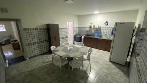 a kitchen with a table and chairs in a room at Jardim Teresa - Até 10 pessoas, próximo ao Açude Velho, Centro Histórico e Parque do Povo in Campina Grande +12 photos