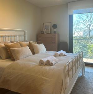 a bedroom with a bed with towels on it at Vivienda Turística Lorena in Cascante +36 photos