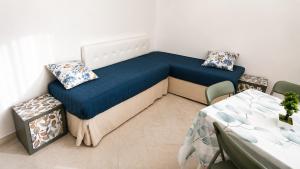 a small bedroom with a bed and a table at Casa Luna in Paceco