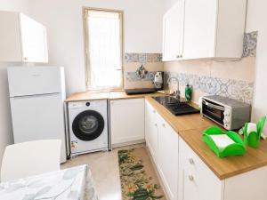 a kitchen with a refrigerator and a washer and dryer at Casa Luna in Paceco