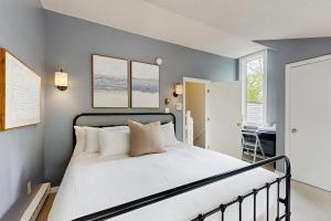 a bedroom with a bed with white sheets and pillows at Quechee's Cloud 9 in Hartford +59 photos