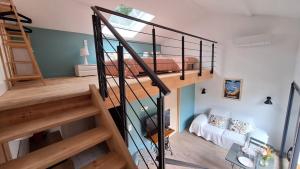 a small room with a bunk bed and a staircase at Villa Annabelle "Azur" appartement de charme entre océan et forêt à Messanges in Messanges
