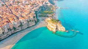 an aerial view of a beach with buildings and the ocean at Il Vicolo in Vibo Valentia