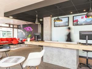 a lobby with a bar with chairs and tables at ibis Thonon Centre in Thonon-les-Bains
