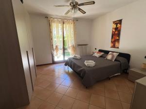 a bedroom with a bed and a ceiling fan at Casa Aurora Gardalake in Cavalcaselle