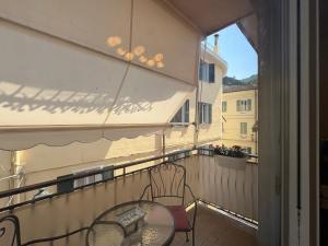a balcony with a table and a chair at BEDBLUESKY-Sparklingsuite nel centro di Dolceacqua in Dolceacqua