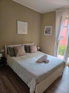 a bedroom with a large bed with pink pillows at Casa Fraeli in Pozzuoli
