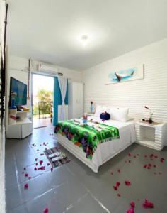 a bedroom with a bed with flowers on the floor at Pousada 3 Abelhas in Caucaia +23 photos
