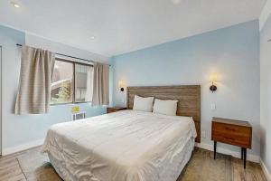 a bedroom with a large bed and a window at Mammoth Ski & Racquet 93K in Mammoth Lakes +101 photos