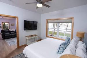 a bedroom with a bed and a window and a couch at Maison Rouge by Simple Life Rentals in Luxemburg