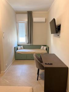 a small living room with a couch and a window at VillaVenere in Rossano