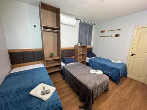 a room with two beds in a hospital room at Studios Caripunas Reformado Localização Central in Belém