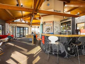 eine Bar mit weißen Hockern in einem Raum in der Unterkunft Ibis Angoulême Nord in Champniers