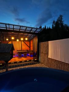 Blick in den Hinterhof eines Hauses bei Nacht in der Unterkunft Vatra Muntilor in Neagra Şarului + 25 Fotos