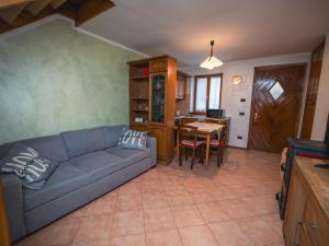 a living room with a couch and a table at Al centro e vicina al lago in Farra dʼAlpago