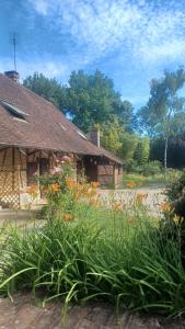 a garden with flowers in front of a building at Le Gîte du Vauvril in Saint-Usuge