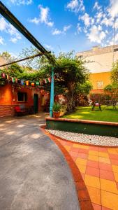 a walkway in a courtyard with a building at Tu Hostel Tucuman in San Miguel de Tucumán
