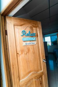 a wooden door with a retreat sign on it at Pargo, habitación privada de Flor de Lis Beach House in Playas +11 photos