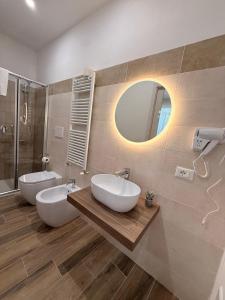 a bathroom with two sinks and a mirror at Casa Ma&Emy in Roccaporena
