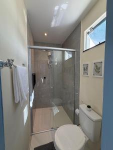 a bathroom with a shower with a toilet and a sink at Studios Caripunas Reformado Localização Central in Belém +71 photos