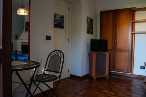 a room with a table and a chair and a television at B&B L'Antico Borgo in Milazzo
