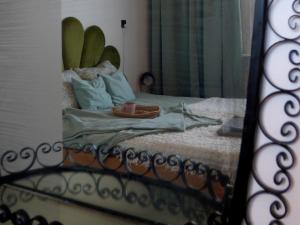 a mirror reflection of a bed with pillows at Kwiat Paproci Design Apartment Gdynia in Gdynia +37 photos
