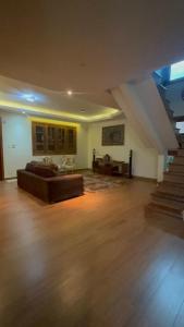 a large living room with a couch and a table at Dara House apart e eventos com piscina, sauna, Jacuzzi e área gourmet para festas in Cachoeira do Campo +13 photos