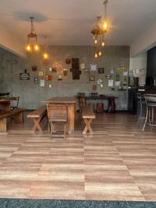 a room with a wooden table and chairs in it at Dara House apart e eventos com piscina, sauna, Jacuzzi e área gourmet para festas in Cachoeira do Campo