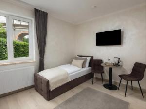 a bedroom with a bed and a window and a table at Zemlinsky Hof in Payerbach