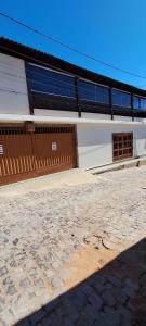 a building with a cobblestone road in front of it at Casa Térrea em Correntina in Correntina