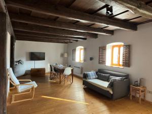 a living room with a couch and a table at Weinkellerurlaub Röschitz in Roggendorf