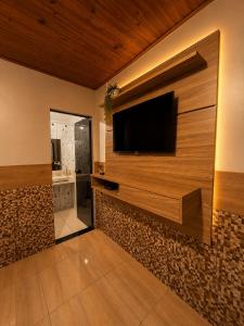 a living room with a flat screen tv on a wall at Casa Chapadeira in Colinas Do Sul
