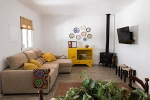 a living room with a couch and a fireplace at Chicas Country House in Amieira