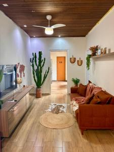 a living room with a couch and a tv at Hostel Amor por SP - BRÁS in São Paulo