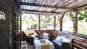 a patio with a pergola and a table and chairs at Casa punta de lobos in Pichilemu
