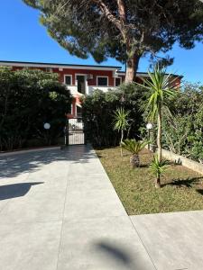 a sidewalk in front of a building with a tree at Casa Jenny sul mare in Scalea