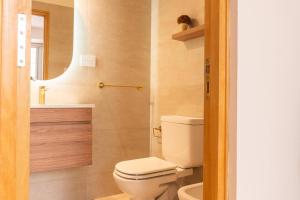a bathroom with a toilet and a sink at DEPARTAMENTO en MENDOZA centro, moderno y cálido, Parking - Lavandería in Mendoza +13 photos