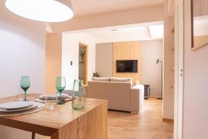 a living room with a table and a couch at DEPARTAMENTO en MENDOZA centro, moderno y cálido, Parking - Lavandería in Mendoza