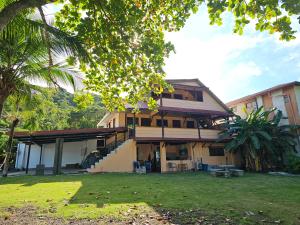 a house with a lawn in front of it at Outback Hermosa in Playa Hermosa