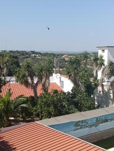 a view of a swimming pool on top of a roof at Vila les Roses Quartos Jardim e Montanha in Porches