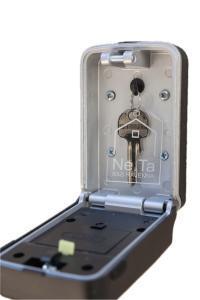 a key chain in a cell phone case at Ne Ta B&B Ravenna in Ravenna