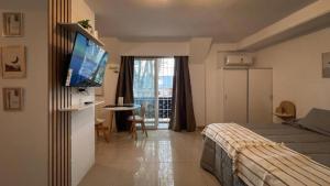 a bedroom with a bed and a flat screen tv at Escobar Apart CENTRO in Belén de Escobar