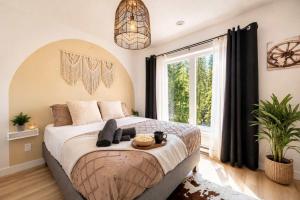 a bedroom with a large bed and a window at Condo and Spa - Le Saloon Nordik in Saint Come